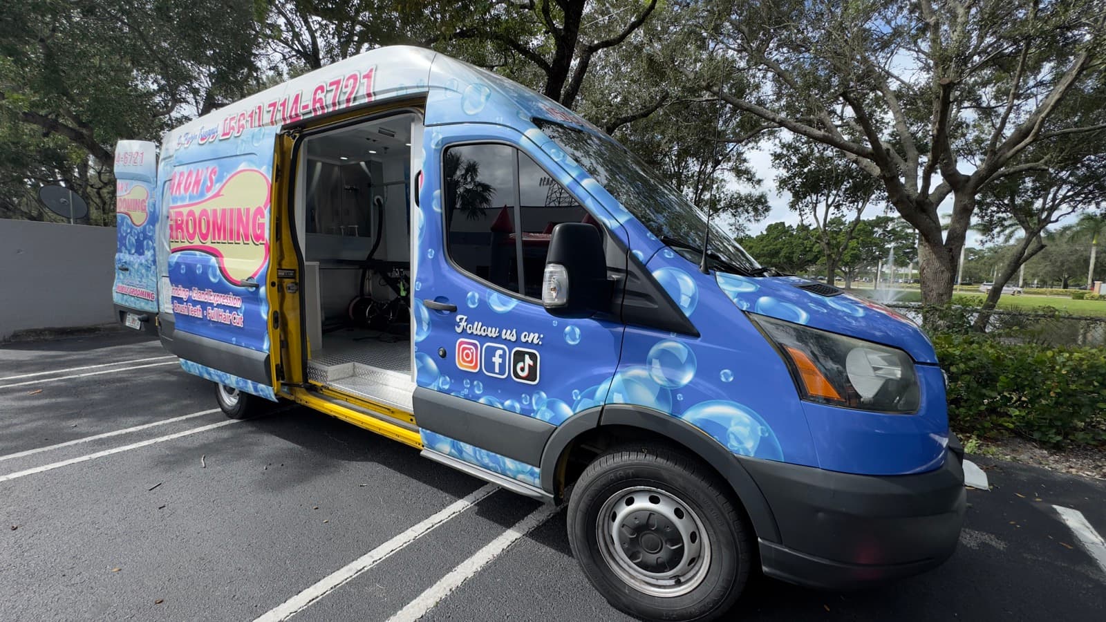 Aaron's Dog Grooming van